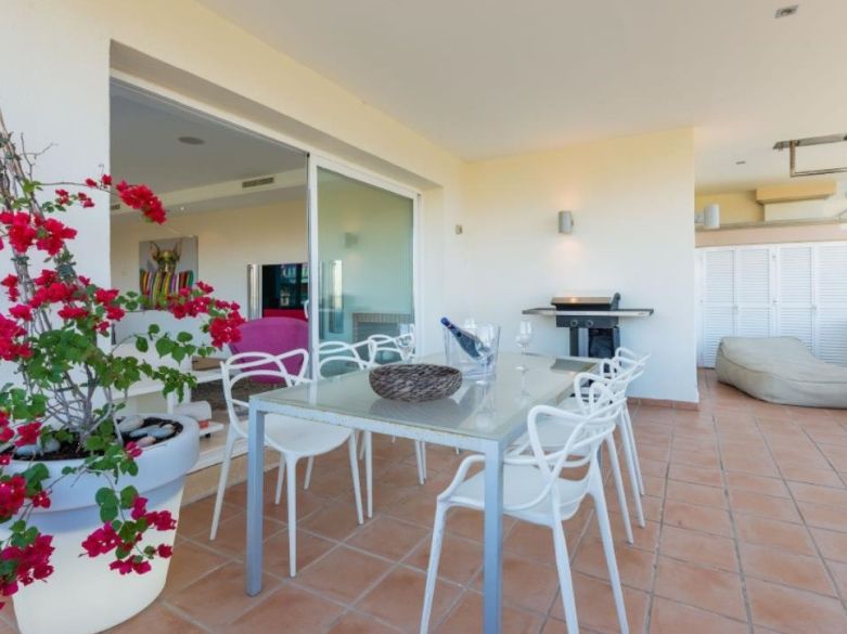 ¡Apartamento en primera línea de playa en la Nueva Milla de Oro de Estepona!