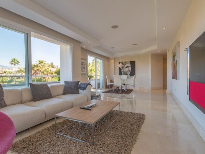 ¡Apartamento en primera línea de playa en la Nueva Milla de Oro de Estepona!