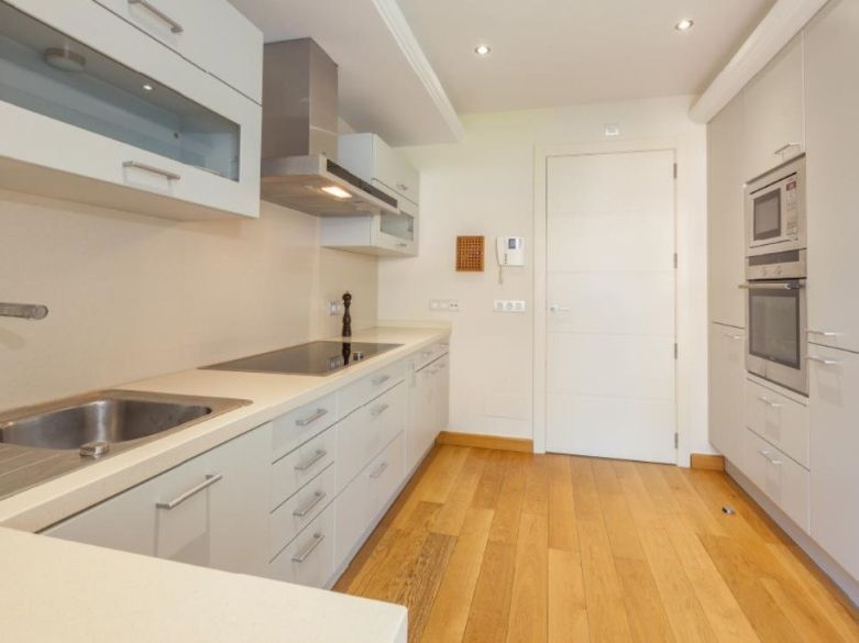 ¡Apartamento en primera línea de playa en la Nueva Milla de Oro de Estepona!