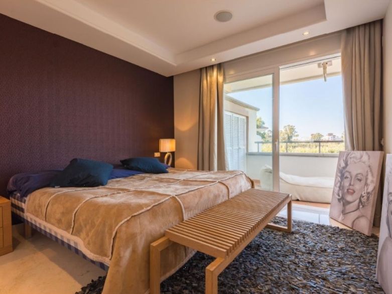 ¡Apartamento en primera línea de playa en la Nueva Milla de Oro de Estepona!