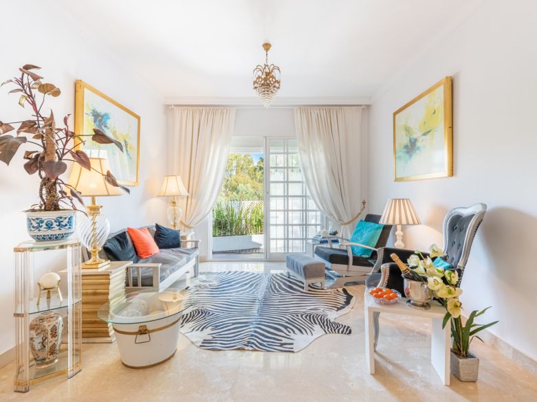 Una acogedora casa adosada de 2 dormitorios ubicada en un famoso Aloha Pueblo, Nueva Andalucía.