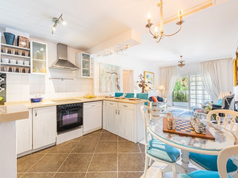 Una acogedora casa adosada de 2 dormitorios ubicada en un famoso Aloha Pueblo, Nueva Andalucía.