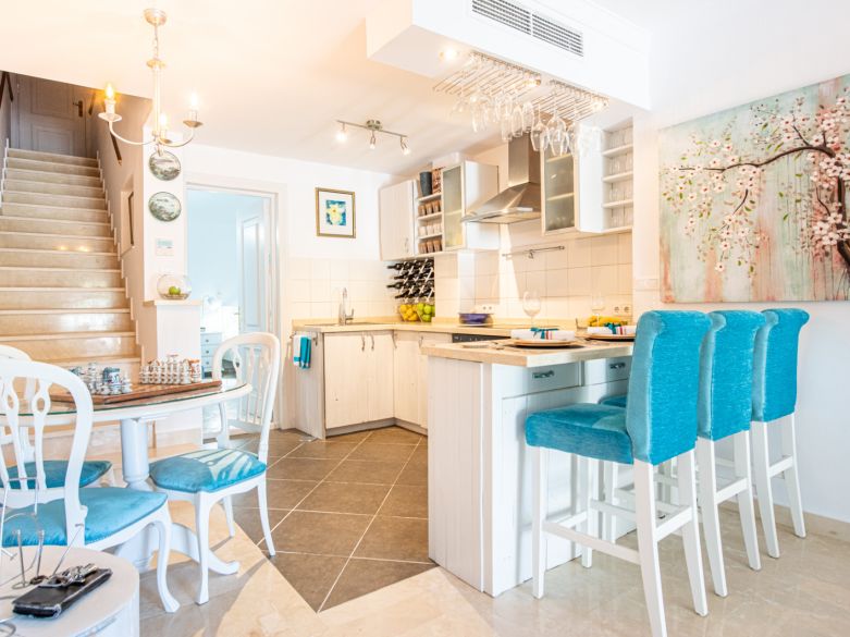 Una acogedora casa adosada de 2 dormitorios ubicada en un famoso Aloha Pueblo, Nueva Andalucía.