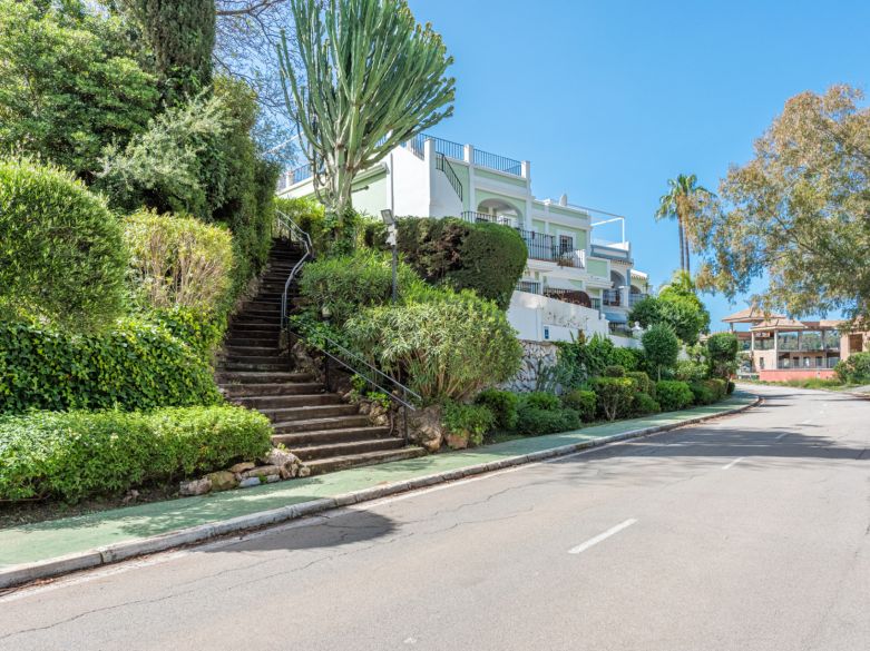 Una acogedora casa adosada de 2 dormitorios ubicada en un famoso Aloha Pueblo, Nueva Andalucía.
