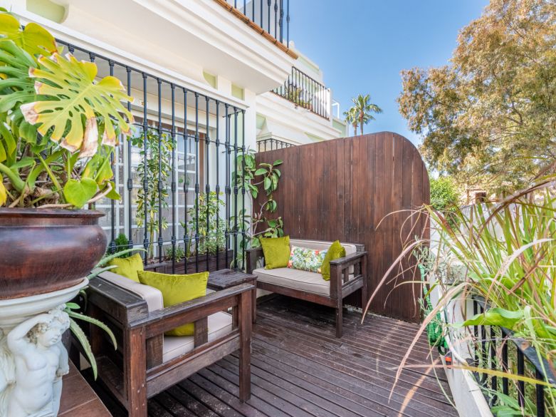 Una acogedora casa adosada de 2 dormitorios ubicada en un famoso Aloha Pueblo, Nueva Andalucía.