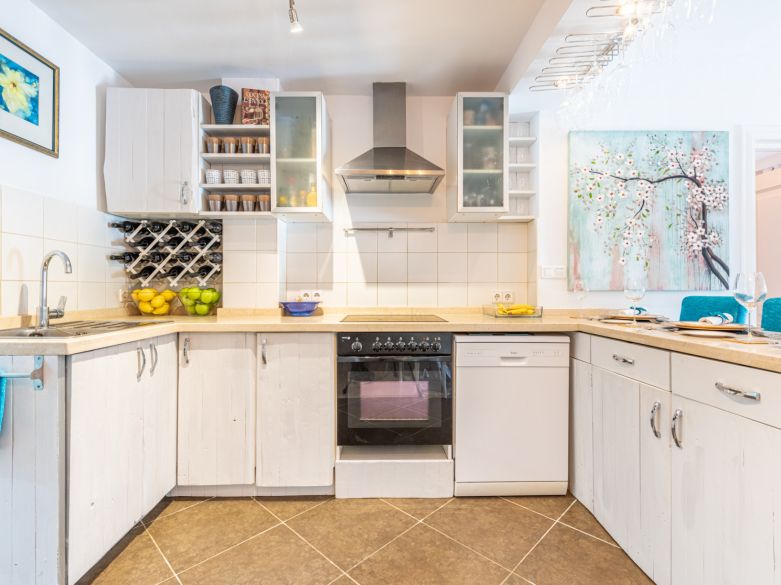 Una acogedora casa adosada de 2 dormitorios ubicada en un famoso Aloha Pueblo, Nueva Andalucía.