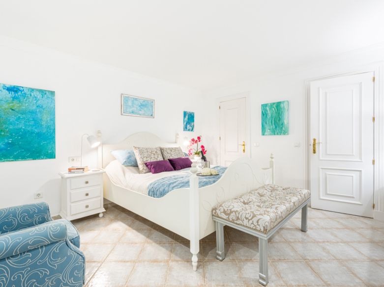 Una acogedora casa adosada de 2 dormitorios ubicada en un famoso Aloha Pueblo, Nueva Andalucía.