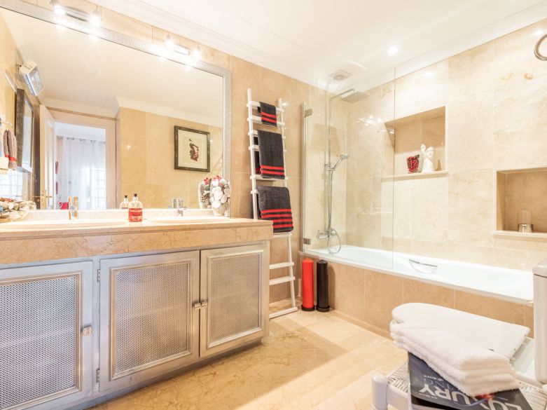 Una acogedora casa adosada de 2 dormitorios ubicada en un famoso Aloha Pueblo, Nueva Andalucía.