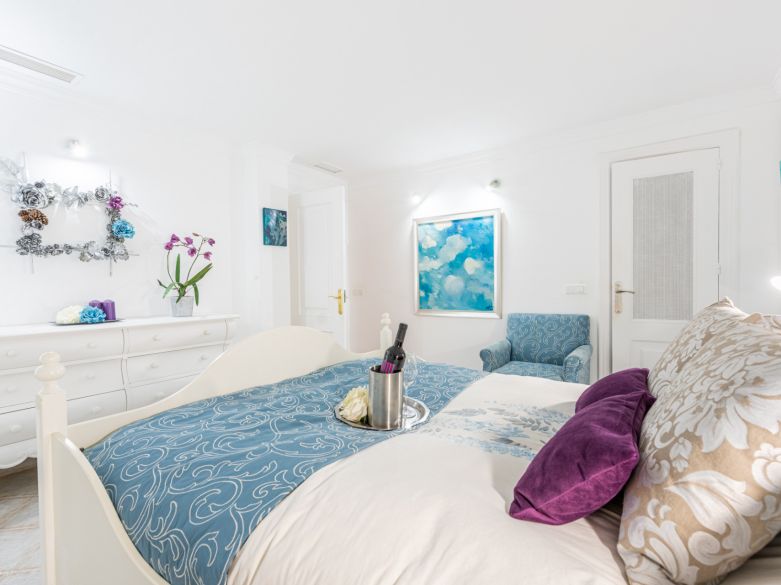 Una acogedora casa adosada de 2 dormitorios ubicada en un famoso Aloha Pueblo, Nueva Andalucía.