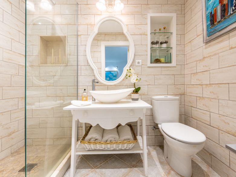 Una acogedora casa adosada de 2 dormitorios ubicada en un famoso Aloha Pueblo, Nueva Andalucía.