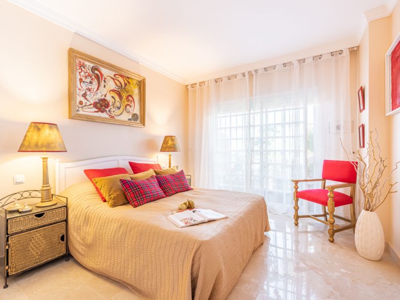 Una acogedora casa adosada de 2 dormitorios ubicada en un famoso Aloha Pueblo, Nueva Andalucía.