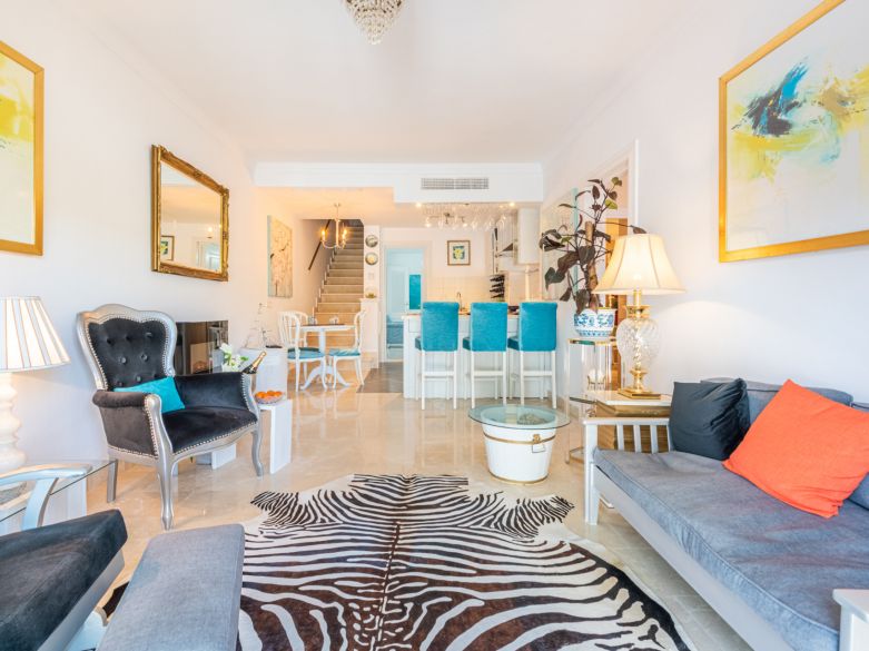 Una acogedora casa adosada de 2 dormitorios ubicada en un famoso Aloha Pueblo, Nueva Andalucía.