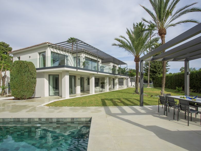 Villa de luxe de cinq chambres avec vue panoramique sur la mer à Rocio de Nagüeles, Marbella Golden Mile