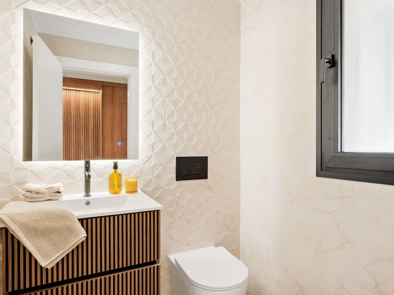 Adosado de 4 dormitorios totalmente reformado en la prestigiosa Milla de Oro de Marbella