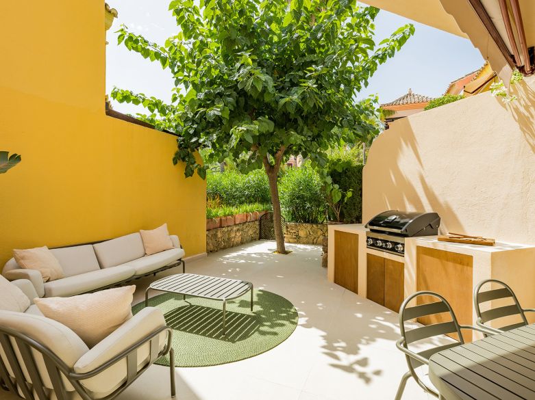 Casa adosada de 4 dormitorios totalmente renovada en la Milla de Oro de Marbella