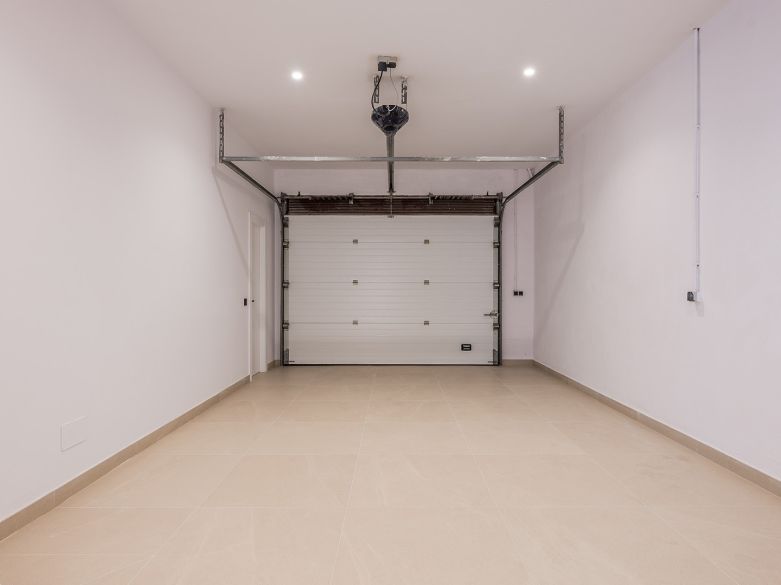 Casa adosada de 4 dormitorios totalmente renovada en la Milla de Oro de Marbella