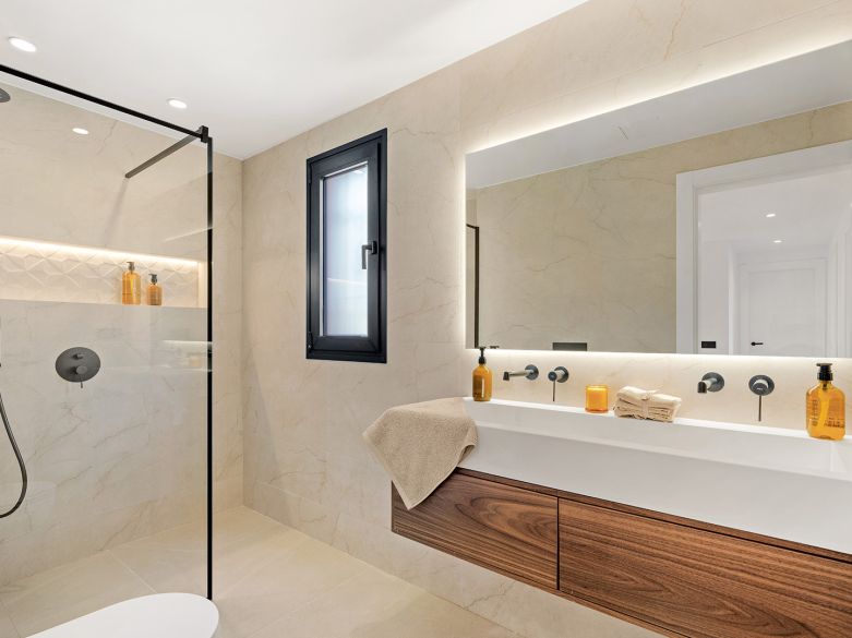 Casa adosada de 4 dormitorios totalmente renovada en la Milla de Oro de Marbella