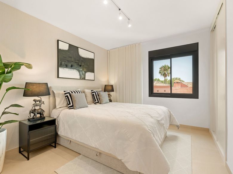 Casa adosada de 4 dormitorios totalmente renovada en la Milla de Oro de Marbella