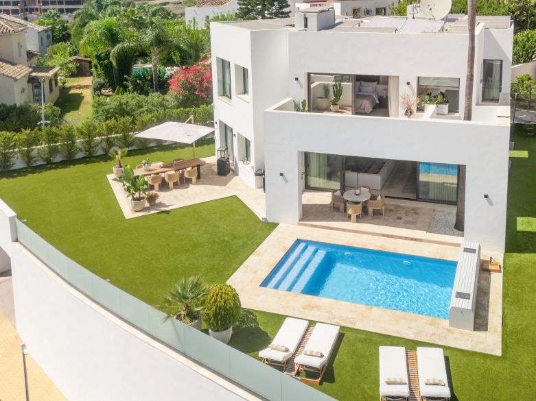 Villa moderne dans la résidence sécurisée d’Atalaya Fairways ! En première ligne du parcours de golf d’Atalaya.