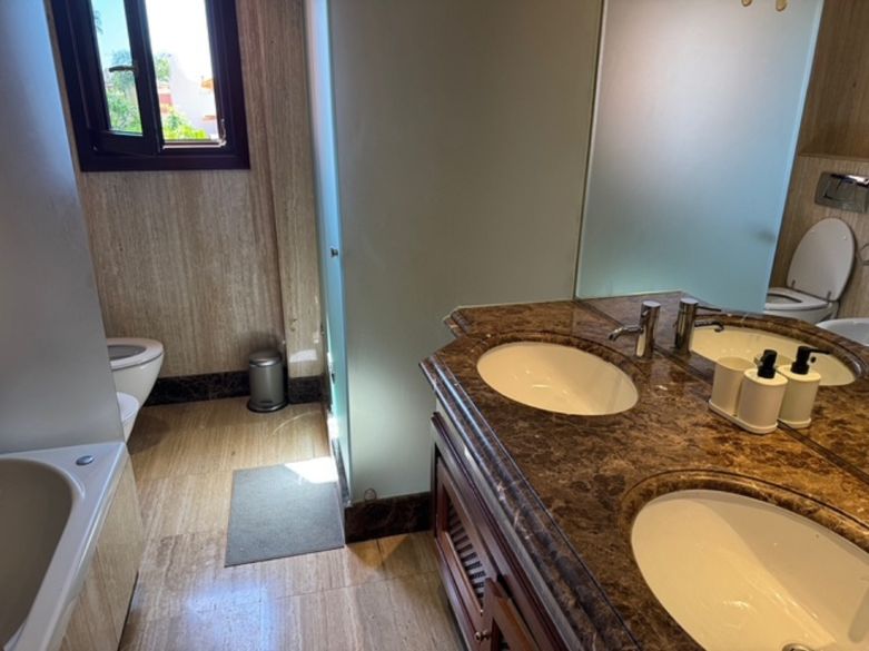 Elegancia frente al mar en la Nueva Milla de Oro – Sofisticado apartamento de 2 dormitorios en Mar Azul, Estepona