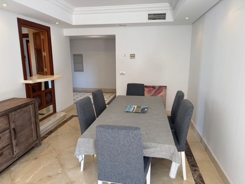 Elegancia frente al mar en la Nueva Milla de Oro – Sofisticado apartamento de 2 dormitorios en Mar Azul, Estepona