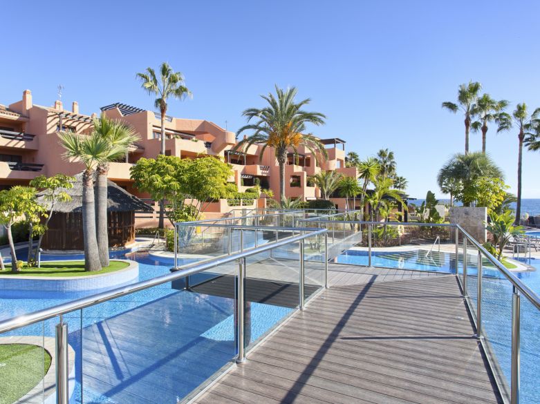 Elegancia frente al mar en la Nueva Milla de Oro – Sofisticado apartamento de 2 dormitorios en Mar Azul, Estepona