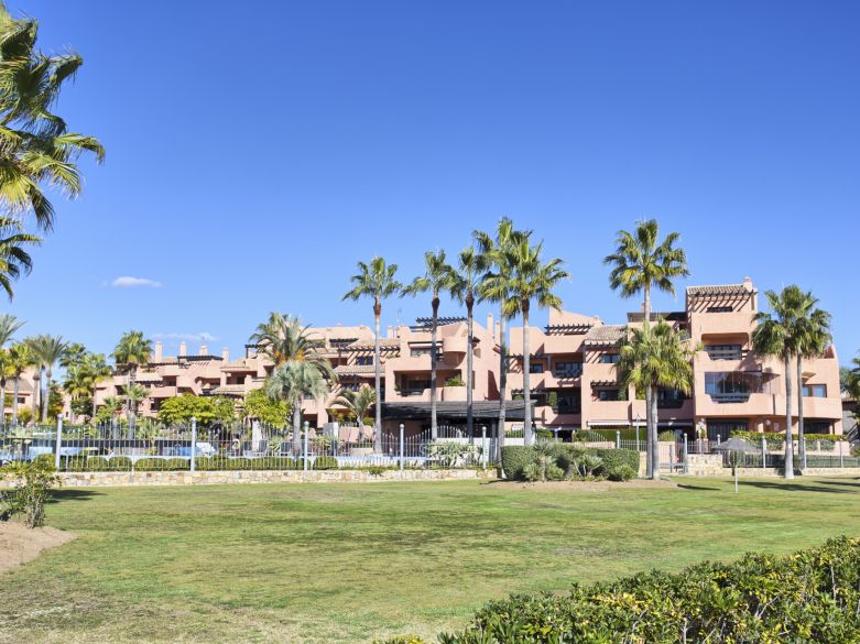 Elegancia frente al mar en la Nueva Milla de Oro – Sofisticado apartamento de 2 dormitorios en Mar Azul, Estepona
