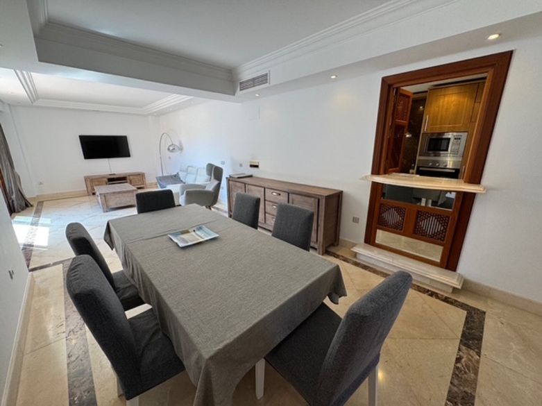 Elegancia frente al mar en la Nueva Milla de Oro – Sofisticado apartamento de 2 dormitorios en Mar Azul, Estepona