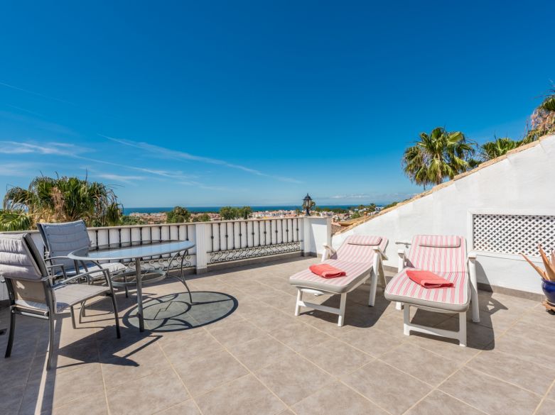 Spacious 4-Bedroom Apartment with Sea Views & Potential to Create Two Independent Homes