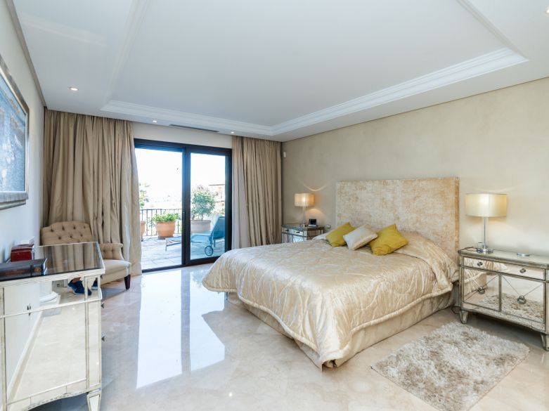 Panoramic Luxury Above Aloha – Stunning South-West Apartment