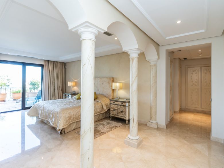 Panoramic Luxury Above Aloha – Stunning South-West Apartment