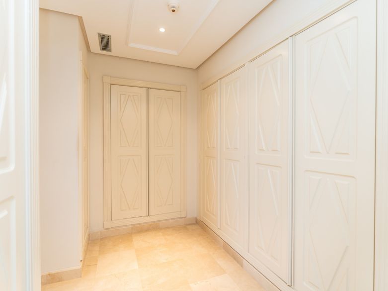 Panoramic Luxury Above Aloha – Stunning South-West Apartment