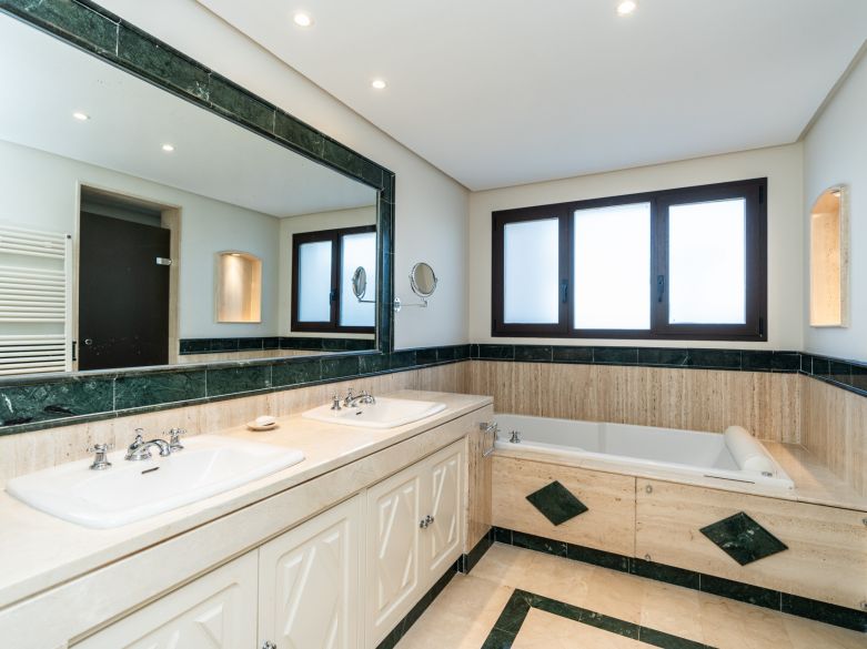 Panoramic Luxury Above Aloha – Stunning South-West Apartment