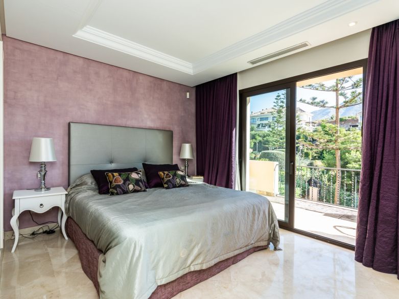 Panoramic Luxury Above Aloha – Stunning South-West Apartment