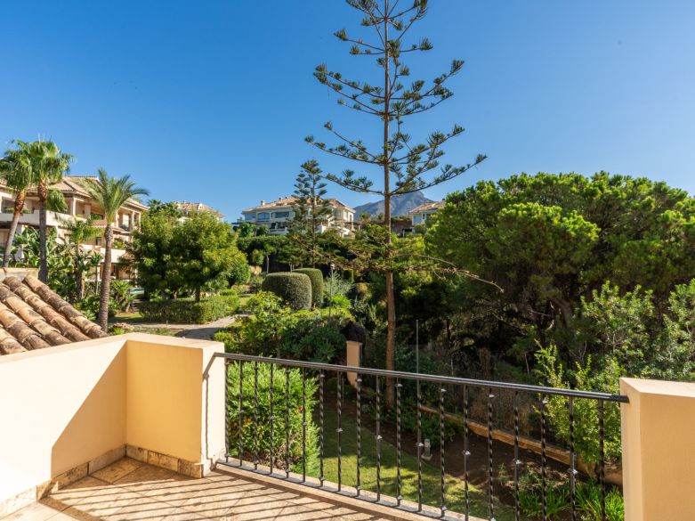 Panoramic Luxury Above Aloha – Stunning South-West Apartment