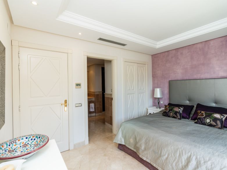 Panoramic Luxury Above Aloha – Stunning South-West Apartment