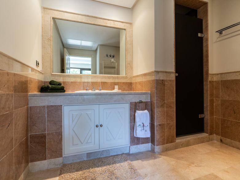 Panoramic Luxury Above Aloha – Stunning South-West Apartment