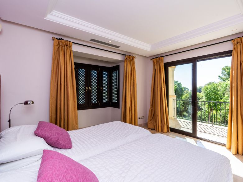 Panoramic Luxury Above Aloha – Stunning South-West Apartment