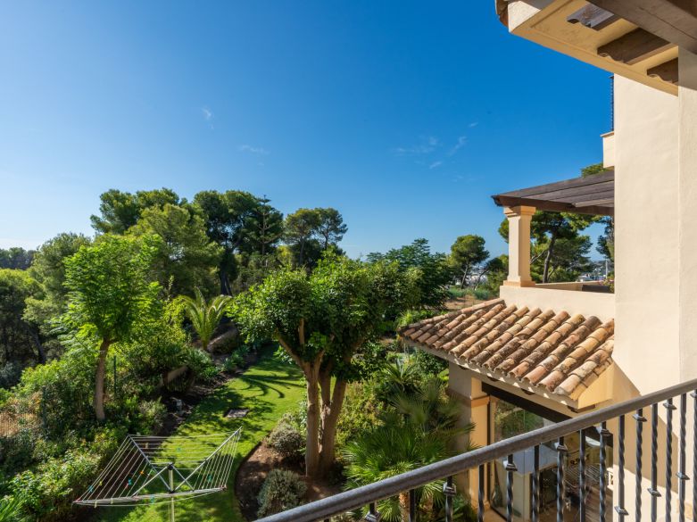 Panoramic Luxury Above Aloha – Stunning South-West Apartment