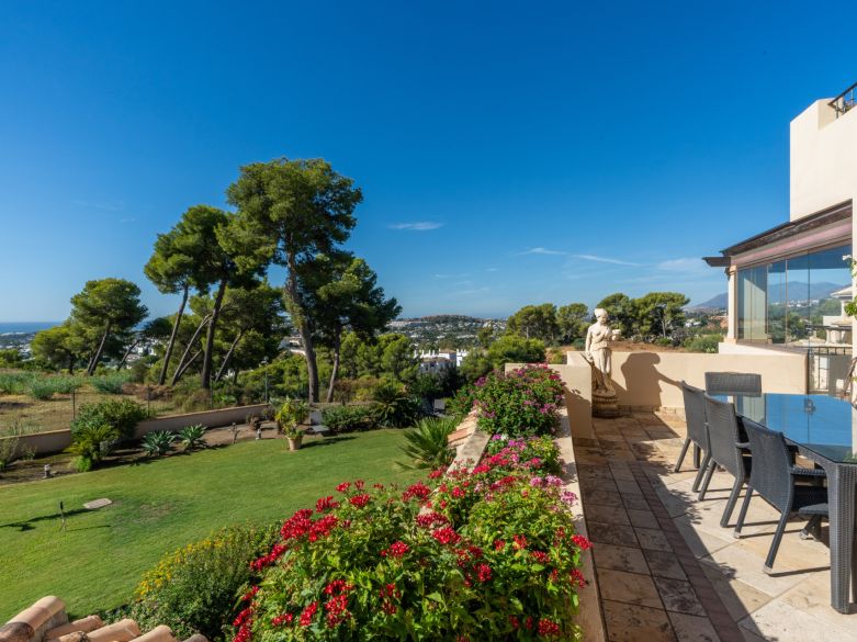 Panoramic Luxury Above Aloha – Stunning South-West Apartment