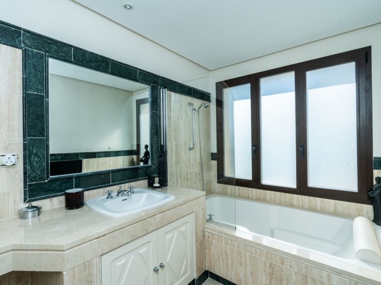 Panoramic Luxury Above Aloha – Stunning South-West Apartment