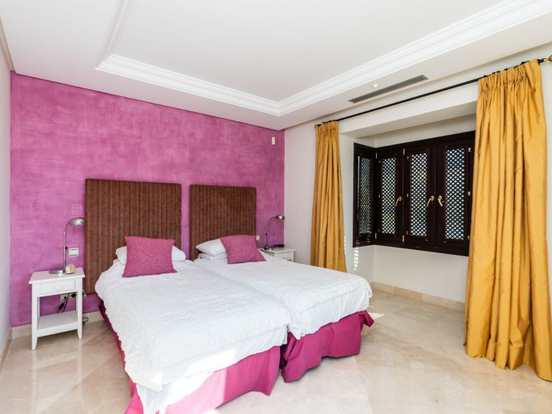 Panoramic Luxury Above Aloha – Stunning South-West Apartment