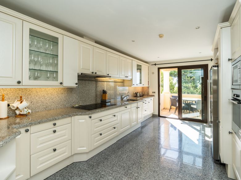 Panoramic Luxury Above Aloha – Stunning South-West Apartment