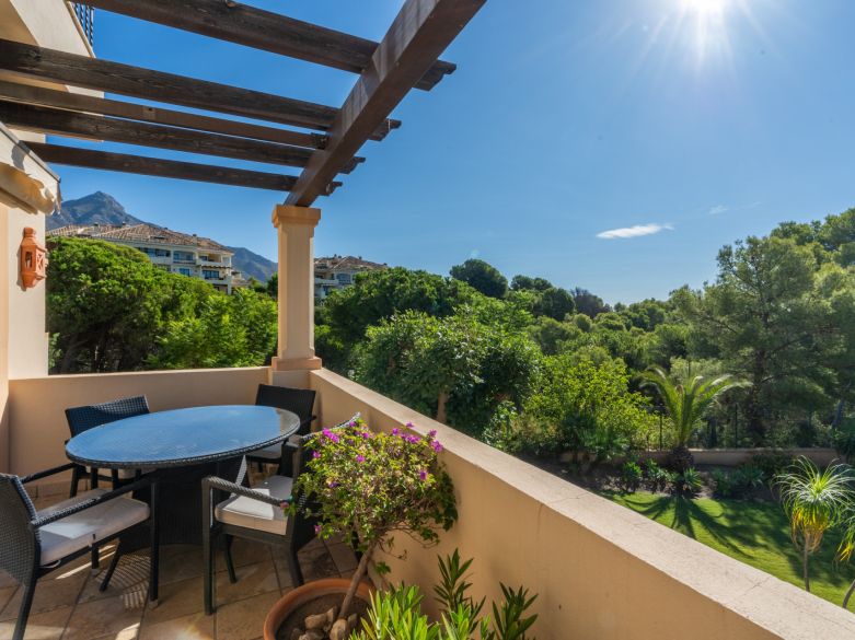 Panoramic Luxury Above Aloha – Stunning South-West Apartment