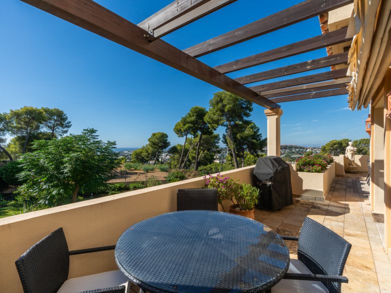 Panoramic Luxury Above Aloha – Stunning South-West Apartment