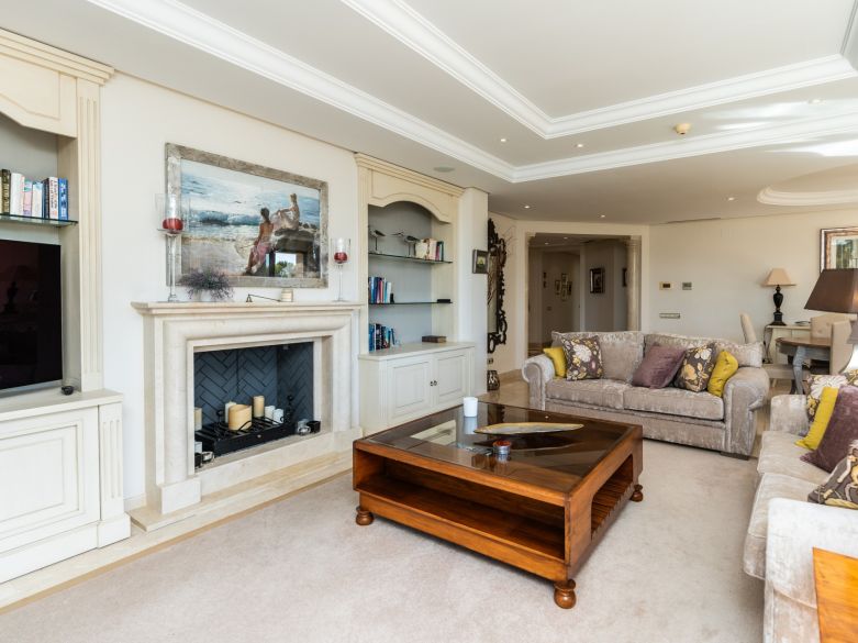 Panoramic Luxury Above Aloha – Stunning South-West Apartment