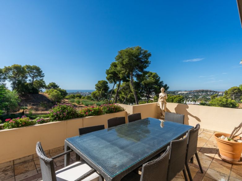 Panoramic Luxury Above Aloha – Stunning South-West Apartment