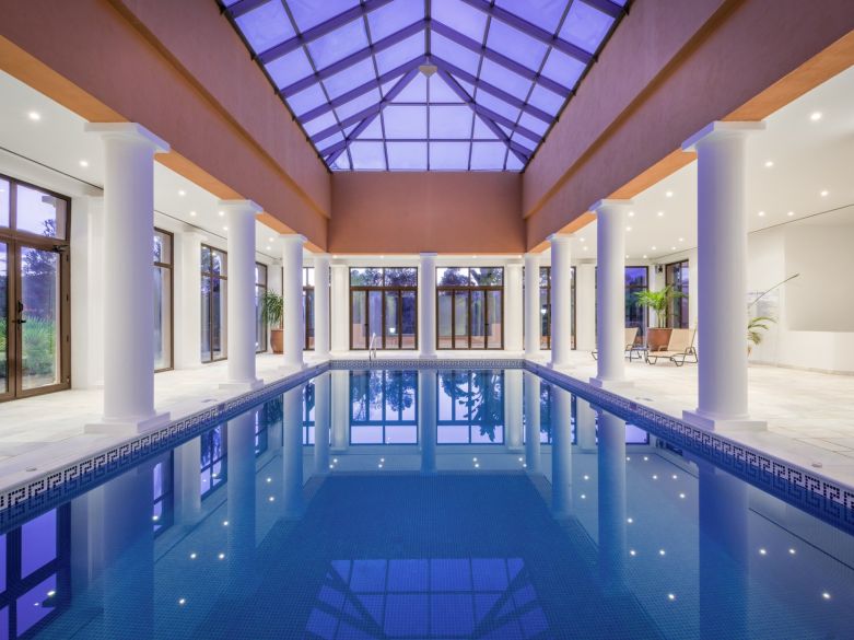 Panoramic Luxury Above Aloha – Stunning South-West Apartment