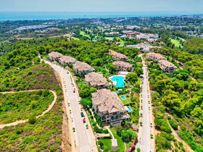 Panoramic Luxury Above Aloha – Stunning South-West Apartment