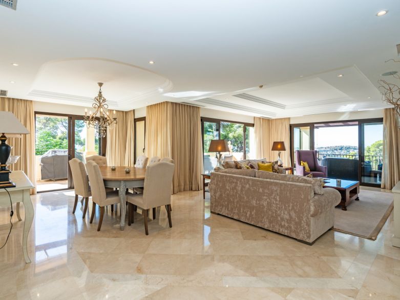 Panoramic Luxury Above Aloha – Stunning South-West Apartment